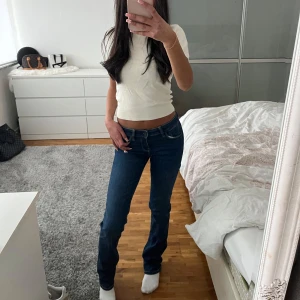 Blå jeans från Guess! - Säljer ett par snygga LOW waist VINTAGE jeans från Guess. nyskick! Har en logga på bakfickan. Perfekta för både vardag och fest! Passar till allt och är superbekväma. OBS! Passar både S/XS då de e super stretchiga! Helt oanvända men ingen prislapp kvar! Köpta för 1400