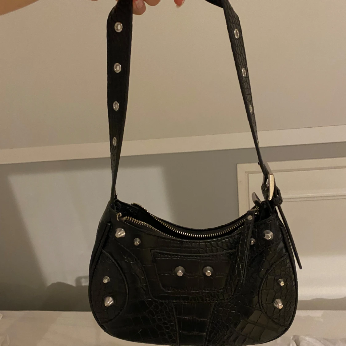 Svart axelväska med krokodilmönster