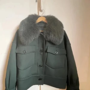 Meotine jacka  - Säljer min super snygga meotine jacka i storlek M/S. Den är i en fin grön färg. Skicka privat för fler bilder 🙌🏼