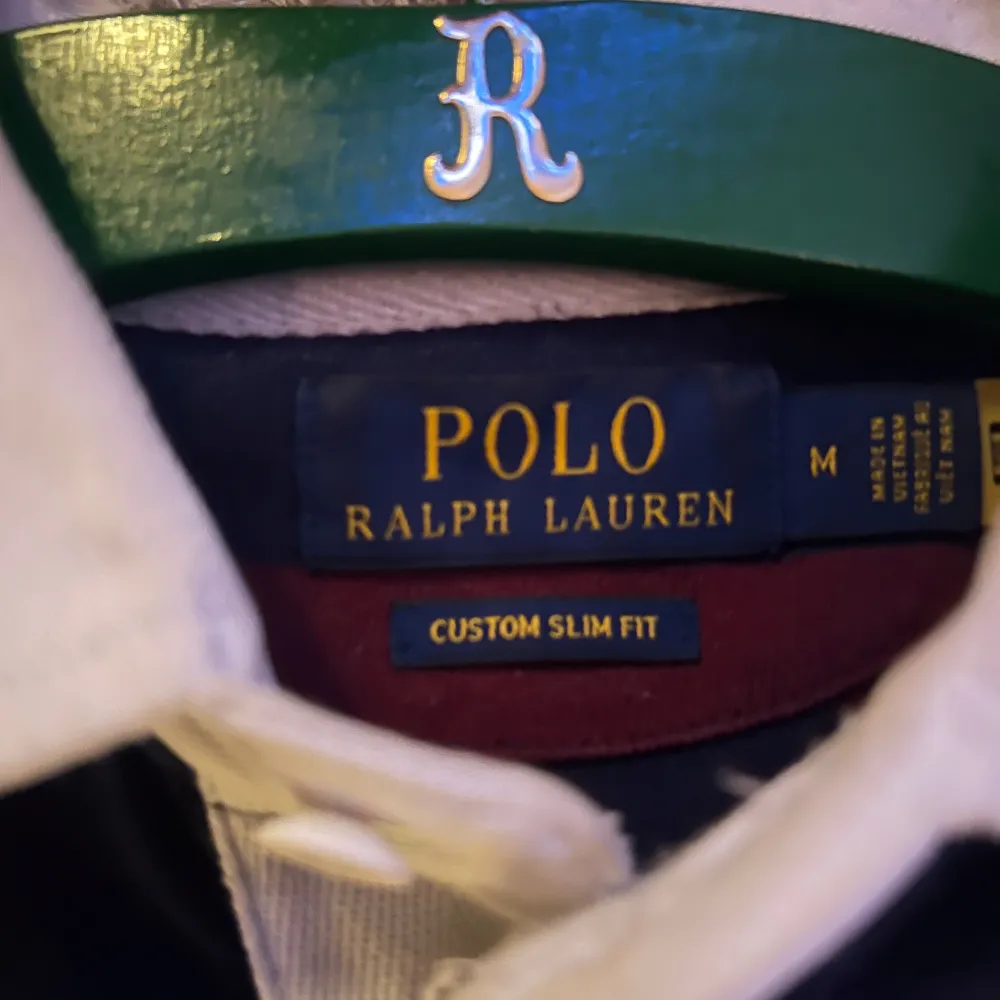 En väldigt fräsch Ralph lauren tröja, tröjan införskaffades förra året. Nypris: 1300kr. Tröjor & Koftor.