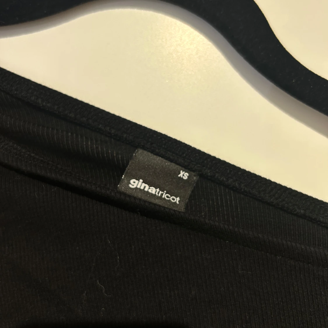 Svart oneshoulder topp  - 90