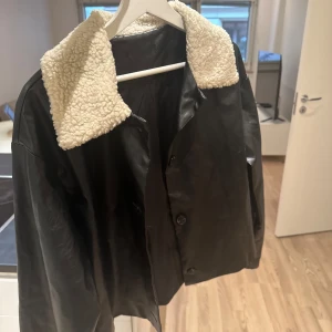 Svart skinnjacka med fuskpäls - I bra skick