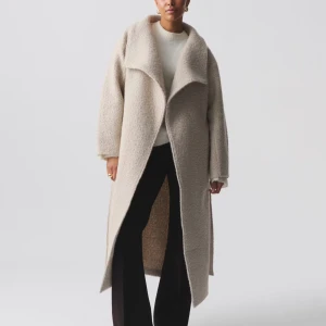 Kappa - Lång kappa i bouclé med knytskärp i midjan. Storlek XS men har sytt in den lite i ärmen och midjan.  Nyskick.