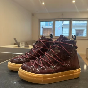 Vinröda glansiga vinterskor med snörning - & Other Stories vinröda boots, orginal pris: 1500kr. Knappt använda. 