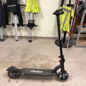 Fin nästan oanvänd elspark!🤍 - Jag säljer min NITROX M8 som jag köpte från rull.se i juli 2024. Jag har inte kört med den super mycket bara då och då till skolan. Vid köp så följer bruksanvisning med samt laddare. Köptes ny på rull.se för 2600kr på rea. Säljer för 1000kr eller lägg ett rimligt bud.😊