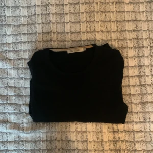 100% kashmir tröja - En simpel kashmir tröja! skick 7/10, använd fåtal gånger men inga defekter! Hör av dig vid funderingar och fler bilder!🫶 STEAL