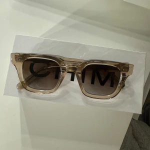 Chimi solglasögon 04 - Säljer mina biega chimi i storlek 04 de är i jättebra skick o h har använt de ca 5 gånger sen jag köpte de i våras