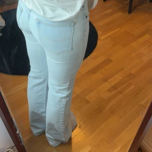 Ljusblåa Lågmidjade jeans  - Snygga ljusblåa lågmidjade jeans, det står storlek M men skulle säga att den är mer en S, skriv för mått💓