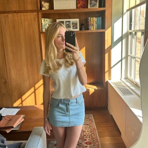 Ljus blå jeans kjol - Jätte snygg mini jeans kjol. Helt ny ifrån Edikted!