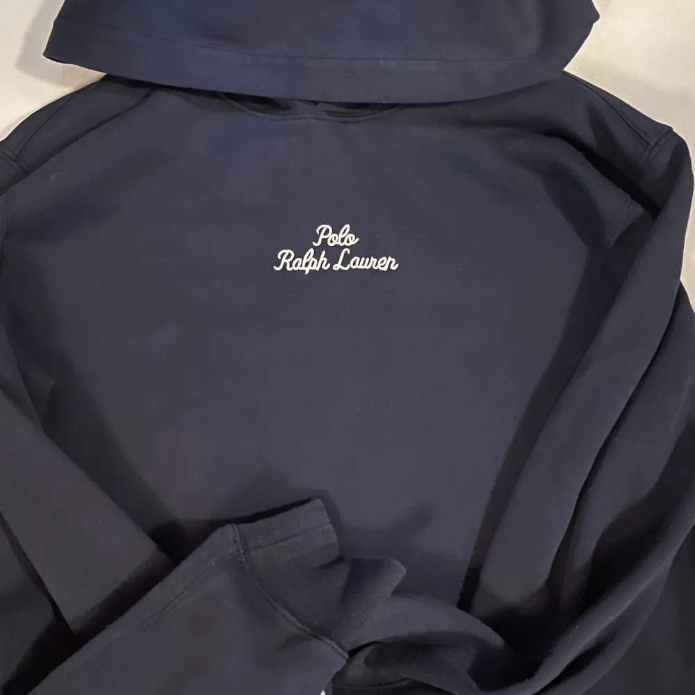 Säljer en snygg mörkblå hoodie från Polo Ralph Lauren i storlek XL (barn storlek sitter som S). Den är i bra skick och perfekt för både höst och vinter. Hoodien har en klassisk design med broderad logga på bröstet. Superbekväm och stilren, passar till alla tillfällen! 💙 skriv vid frågor! Nypris 1500 knappt använd.. Tröjor & Koftor.