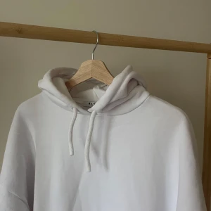 Vit oversized hoodie - Skön oversized hoodie med mjukt material inuti. Luva och snören🐻🌟🩷 Xs men stor i storleken.