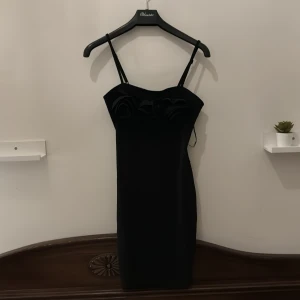 Svart klänning med rosor - Svart klänning