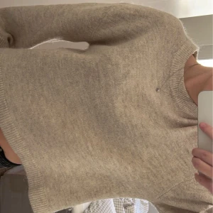 Stickad tröja - Beige stickad tröja från Gina tricot. Inga tecken på användning, storlek xs