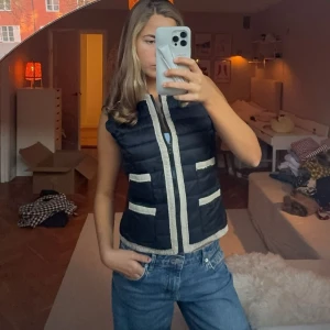 Väst - Säljer denna såååå gulliga väst den passar när som, sommar vinter höst vår🥹🤭🤭