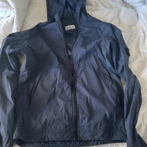 Stone island jacka  - Säljer denna mörkblå stone Island jacka i barnstorlek 14/170. Billig för att jag bara vill bli av med den