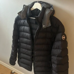 Svart dunjacka Colmar Herr - Säljer en snygg svart dunjacka från Colmar i mycket bra skick. Storlek L men passar även M. 