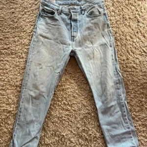 Ljusblå Levis jeans - Hej!  Säljer ett par Levis jeans i en ljus tvätt, storlek 29/28. Sitter perfekt på mig som är 175cm, 75kg.  Hälsningar//  Ludvig 