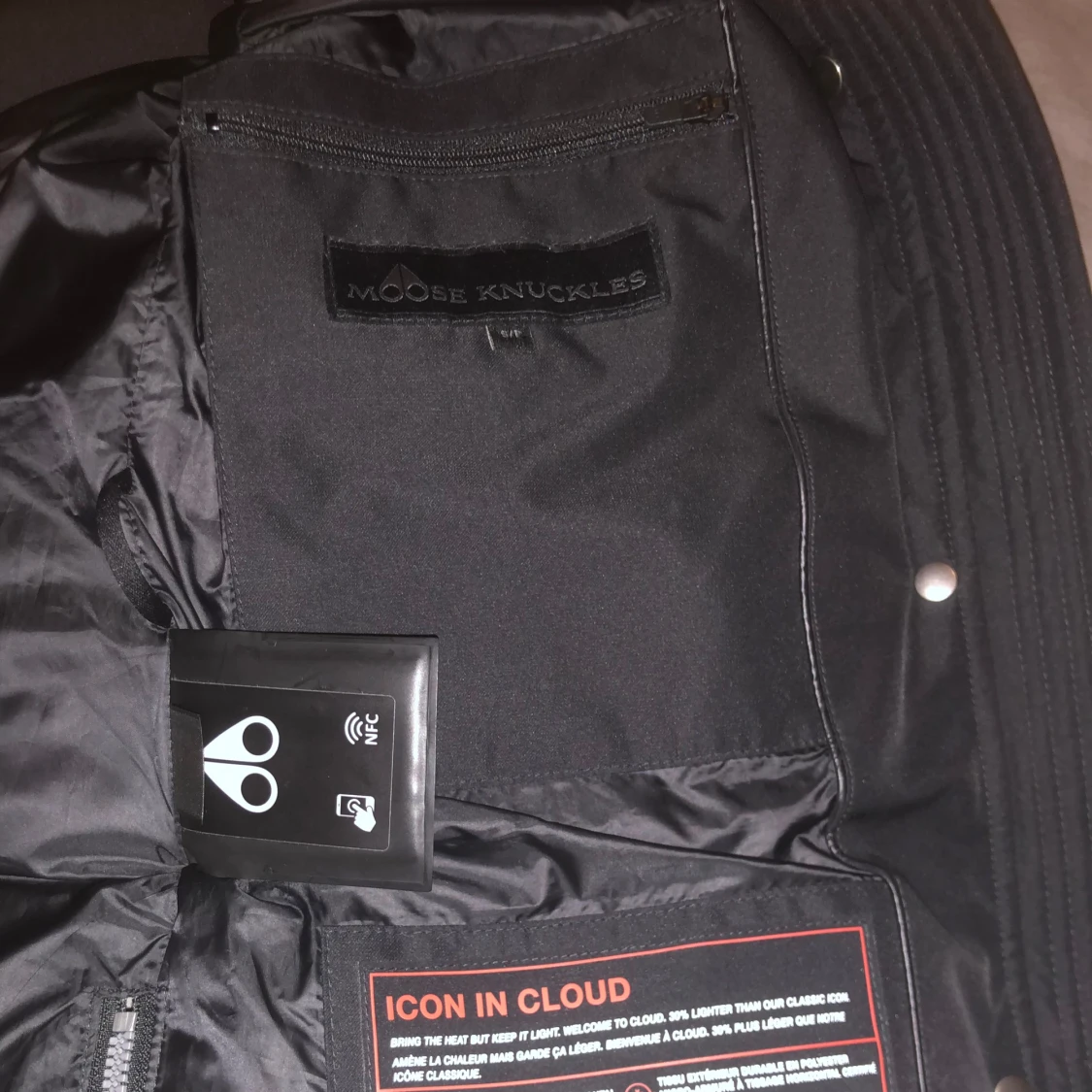 Svart dunjacka från Moose Knuckles - 90