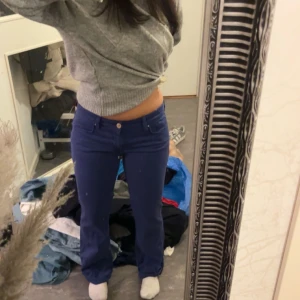 Jeans  - Säljer ett par snygga low waist byxor som är lila typ. Ni ser färgen bättre på sista bilden😊väldigt bra skick, Sitter perfekt på mig som har storlek w28/29 L30. Alltså 38 och är 156 cm lång. Byxorna är stretchiga, Säljer pga att ja inte använder dom längre💗💓 sätter på ”köp nu” ifall jag har en kund som vill köpa dom, buda lite 🤗🤗