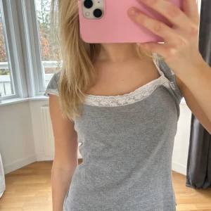Vintage spetstopp  - Säljer denna supersöta spets toppen köpt på Vestiaire! Används tyvärr för lite, så säljer den vidare💛 Står ingen storlek, men ser ut såhär på mig som är 160 cm lång.