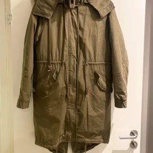 Parkasjacka från Monki XS - Grön parkasjacka från Monki i strl XS. Fint skick 