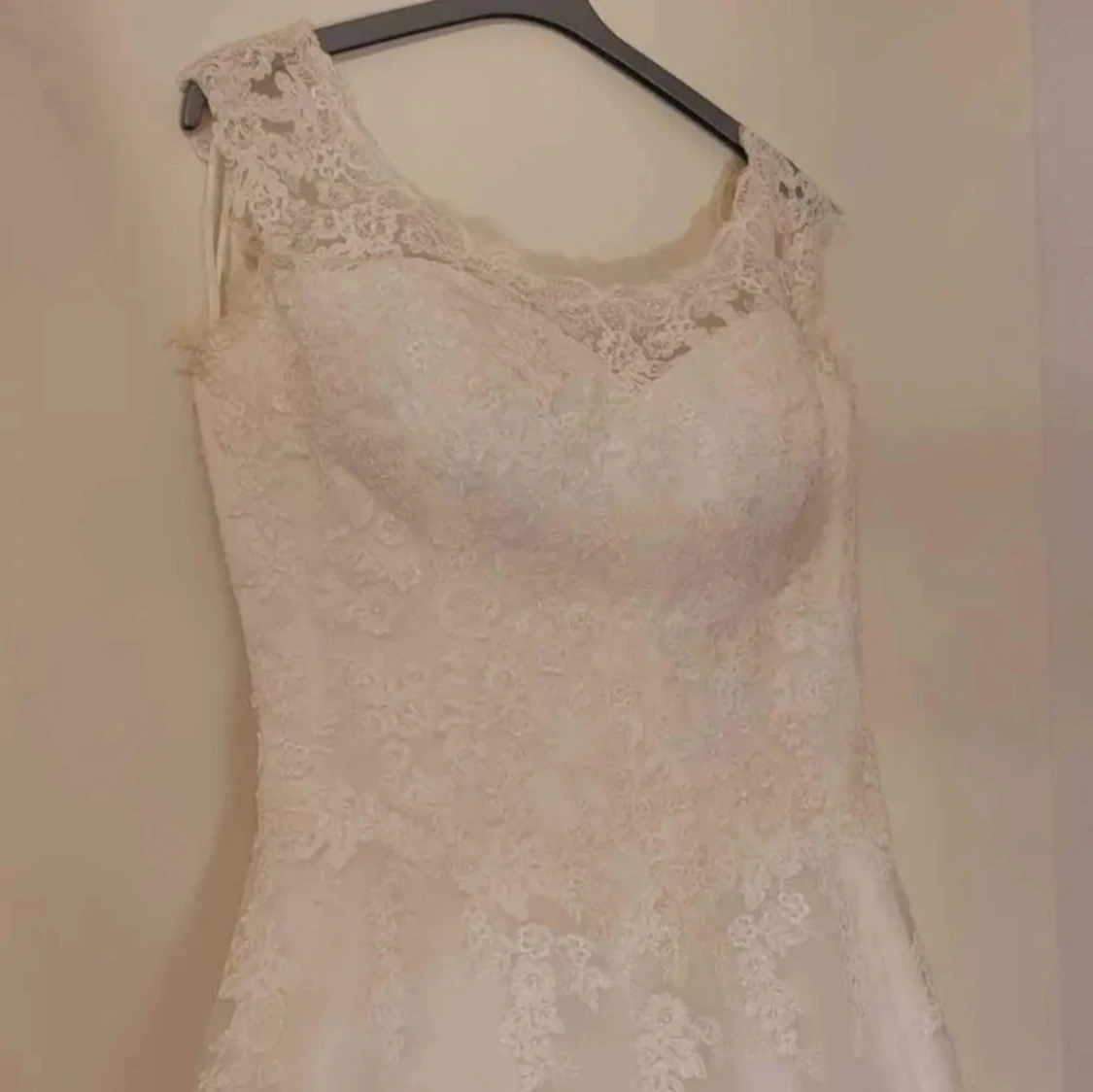 Vit bröllopsklänning med spetsdetaljer - 92