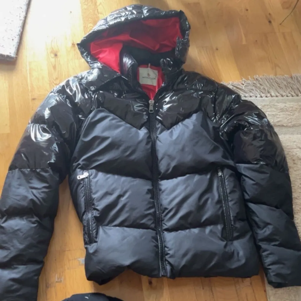 Ännu en unik moncler jacka Som har Blacklabel. Röd interiör och skicket på jackan är verkligen 11/10 aldrig använd pgr av fel storlek. Storlek M passar L. Jackor.