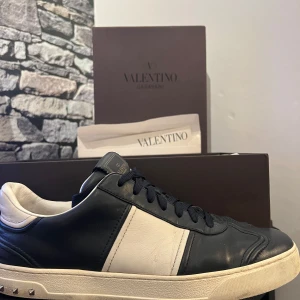 Valentino Flycrew - Feta Valentino flycrews i marinblå, helt äkta och allt og följer med. Storlek 44 men passar 43.  Tre nitar borta och små vita prickar ni ser men syns inte vid användning. Är även öppen för byten. Obs bilderna är tagna innan spikarna försvann.