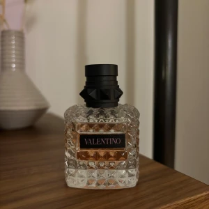 Valentino Donna Born In Roma - Köpt för 1000 kr ny på Kicks, säljer för 400 kr eller bud🫶🏼