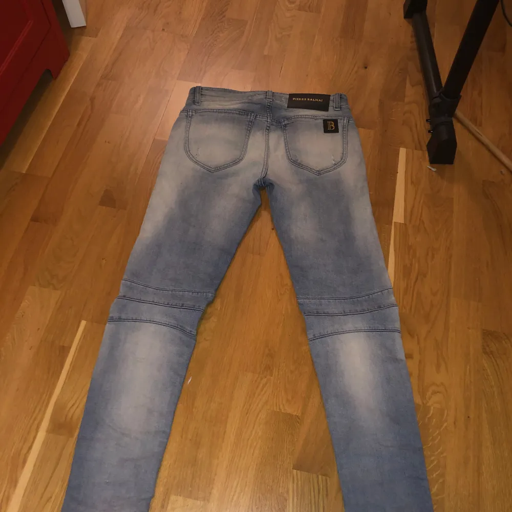 Pierre Balmain Jeans en bokstav har ramlat av från backtabben annars flawless tror ja, size 27 så rätt tiny. Jeans & Byxor.