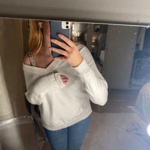 Stickad tröja - Fin vit stickad tröja perfekt för höst! Aldrig använd😊