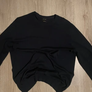 Massimo dutti sweater - Det Massimo dutti tröja. Sitter inte särkilt tight. Är storlek medium, men skulle rekommendera för dig som är stor medium/large. 7/10 condition. Tveka inte på att ställa frågor!!!