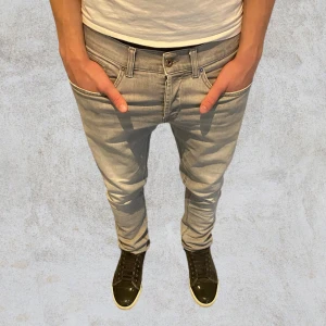 Grå Dondup george - | STORLEKEN PASSAR W30 men står W 32❗️ |Säljer ett par snygga grå jeansbyxor i slim fit. De har en klassisk femficksdesign och är perfekta för både vardag och fest. Byxorna är i mycket bra skick och passar till alla säsonger. Perfekt för dig som gillar en stilren look!