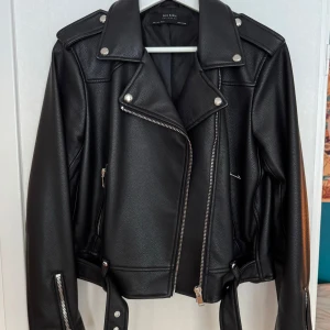 Svart skinnjacka från Zara - Säljer en snygg svart skinnjacka (läderimitation) från Zara Basic. Knappt använd. 