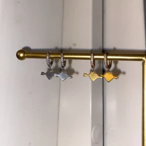 Örhängen  - Jättesnygga örhängen i rostfritt stål 💞Modell ”Zelina” finns i både guld och silver 