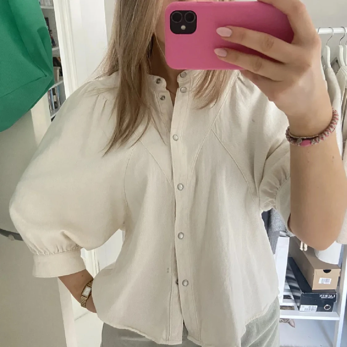 Vit blus med puffärmar