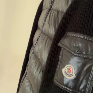 Cardigan - Moncler cardigan helt fräsh , säljer den för har bytt stil :) Tar emot byten och bud!