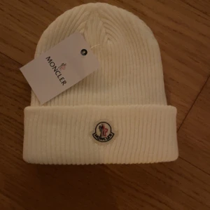 Moncler mössa  - En fet moncler mössa i milky white, perfekt nu till vintern! 