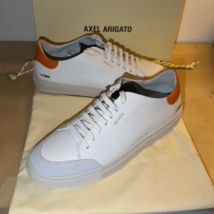 Axel Arigato skor  - Ett par fräscha Axel Arigato skor. Helt oanvända. Ordinarie pris 2550kr.Vid ett snabbt köpt kan priset diskuteras och hör av dig för några andra frågor 