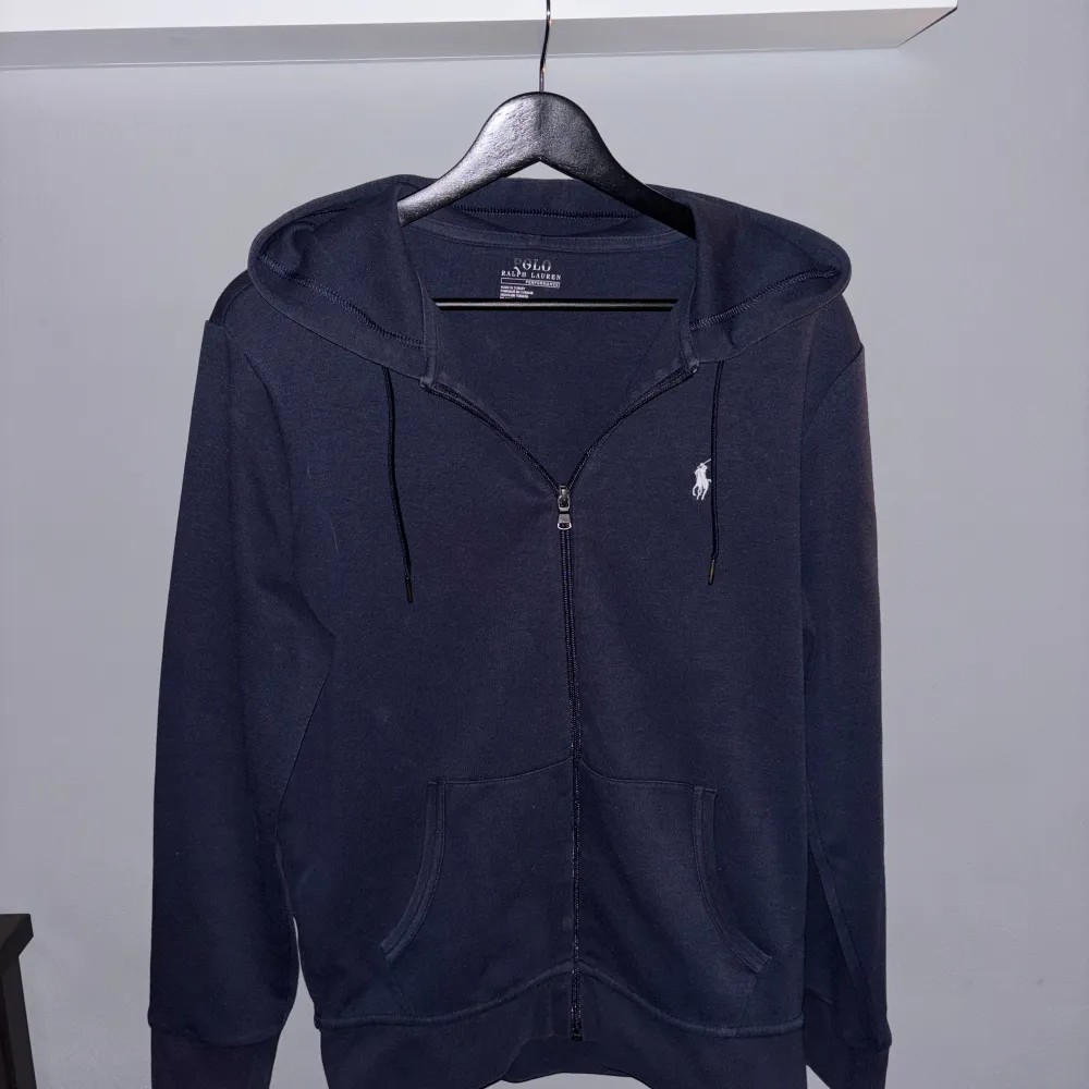 Säljer en snygg mörkblå hoodie från Ralph Lauren i mycket bra skick. Nypris 2099kr mitt pris 899!. Tröjor & Koftor.