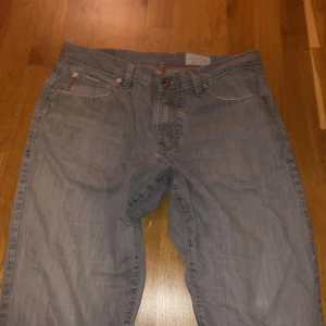 Hugo Boss Raka Jeans gråa - Säljer ett par grå jeansbyxor i bra skick. De är i bra skick men Byxorna har en liten reva på ena benet och lite slitna i botten av benen, pris e diskuterbart 