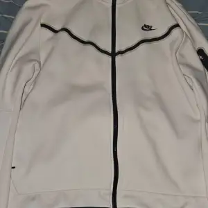 Säljer min vita nike tech hoodie eftersom att den inte används längre. Den är jätte skön och varm och passar till höst och vinter. Storlek är XL men passar L mer. Om man gillar baggy så passar det alla andra storlekar. Skriv till mig om du har frågor