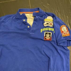 Parajumper piké  - Ganska så bra skick. Väldigt gammal modell som verkligen inte går och få tag på och därför har den krympt lite. Men annars bra. Kom gärna med bud och tveka ej vid frågor 