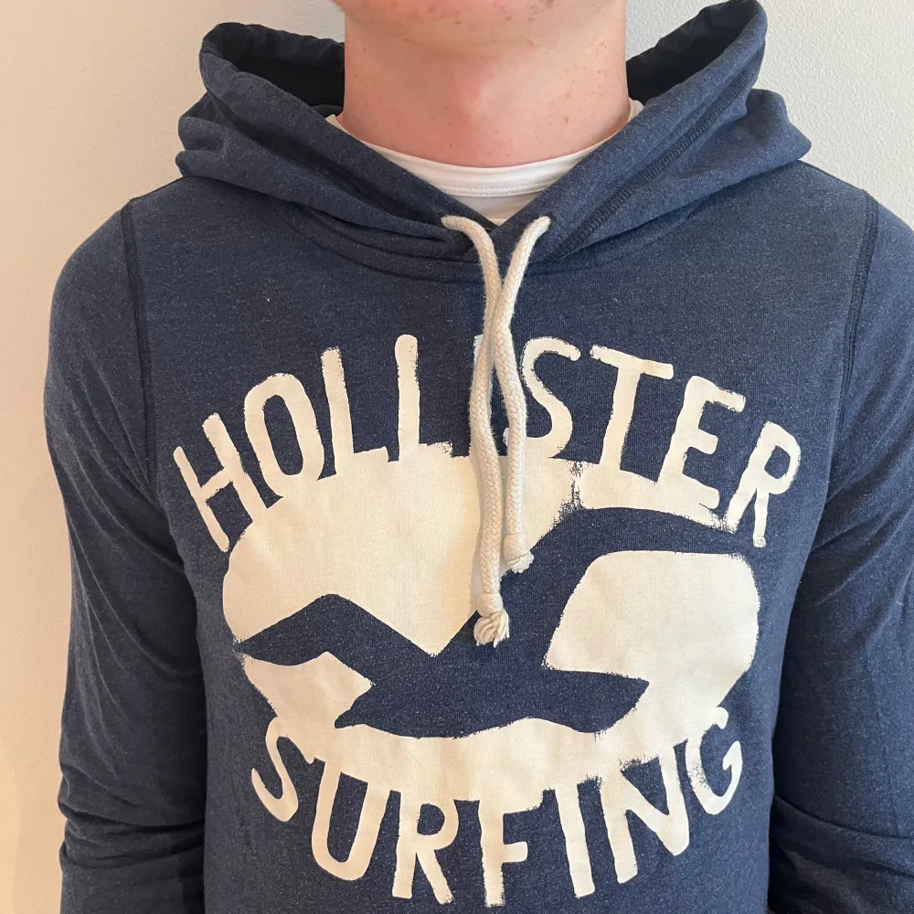 Hollister hoodie herr | Skick: 9/10 | Size - s | Märke - Hollister | Fraktar via postnord eller instabox på köparens bekostnad | Hör av dig vid minsta fråga eller fundering // RDL. Hoodies.