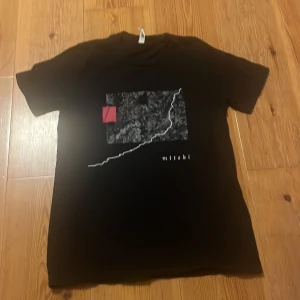 Mitski tröja  - Säljer en mitski tröja från när hon släppte sitt album. Den är knappt använd 