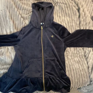 Mörkblå hoodie från Lindex - Säljer en supermjuk och mysig mörkblå hoodie från Lindex i storlek 170. Den har en guldfärgad dragkedja och en liten broderad fågel på bröstet. Ganska gammal men bara använd typ 10-12 gånger