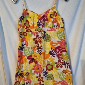 Färgglad blommig klänning - Klänning med blommor i storlek 40. Mycket fint skick endast använd 1 gång.