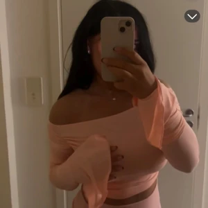 Rosa offshoulder topp - Snygg rosa offshoulder topp med långa ärmar och croppad design. Strl M. Använd en gång