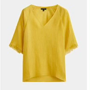 Gul blus med v-ringning - Snygg gul blus med v-ringning och kortärmade ärmar. Perfekt för en solig dag, med en luftig passform och fina detaljer vid ärmsluten💛💛💛