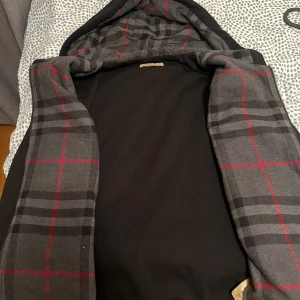Burberry kofta - Burberry kofta. Har knappt andväns äkta helt ny säljer för att ja råka köpa en liten storlek 